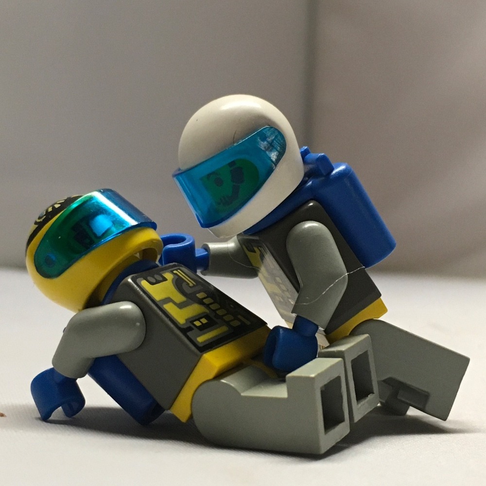 Space LEGO Unitron 5x Minifigures Various Accessories Vintage - Picture 6 of 13